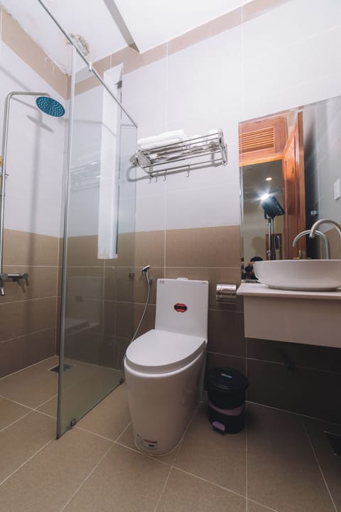 Superior Double Room | Bathroom | Designer toiletries, hair dryer, slippers, towels