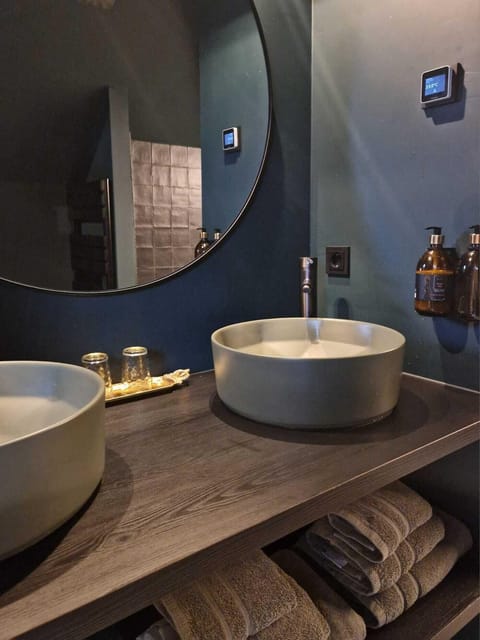 Comfort Suite | Bathroom | Shower, rainfall showerhead, free toiletries, hair dryer