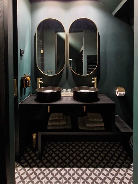 Shower, rainfall showerhead, free toiletries, hair dryer