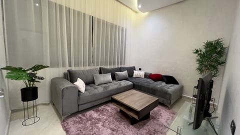 Comfort Apartment, 2 Bedrooms, Garden View | Television