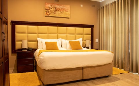 Executive Room | Premium bedding, down comforters, memory foam beds, desk