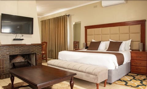 Business Studio Suite, 1 King Bed, Kitchen | Premium bedding, down comforters, memory foam beds, desk