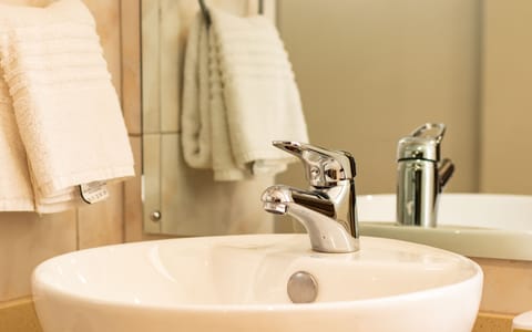Standard Room, 1 Bedroom | Bathroom | Rainfall showerhead, towels, soap, shampoo