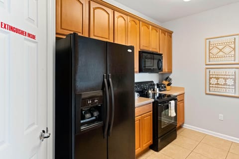 Apartment (3 Bedrooms) | Private kitchen | Fridge, microwave, oven, stovetop