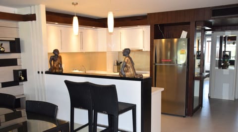 Deluxe Apartment | Private kitchen | Full-size fridge, microwave, stovetop, electric kettle