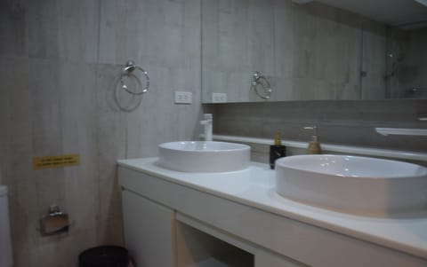 Deluxe Apartment | Bathroom | Rainfall showerhead, hair dryer, towels