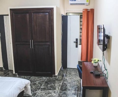 Deluxe Apartment | Living area | 42-inch Smart TV with satellite channels, TV, Netflix