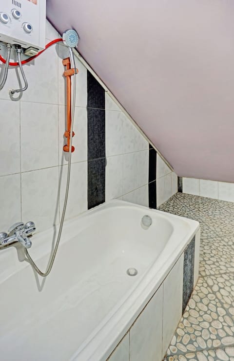 Standard Double Room | Bathroom | Shower, rainfall showerhead, towels, soap