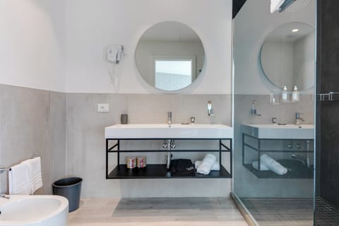 Junior Suite | Bathroom | Shower, hair dryer, bidet, towels