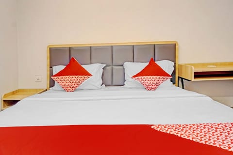 Deluxe Double Room | Desk, free WiFi, bed sheets