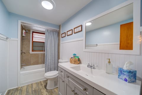 Royal Suite | Bathroom | Combined shower/tub, towels