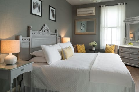 Standard Room | Egyptian cotton sheets, premium bedding, pillowtop beds, minibar