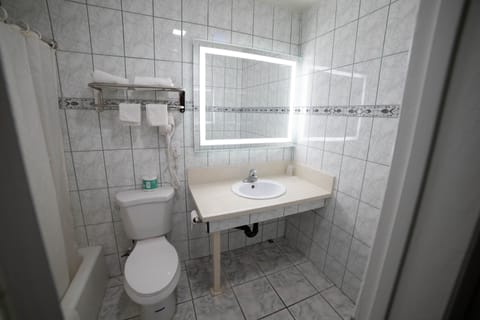 Deluxe Single Room | Bathroom | Shower, towels