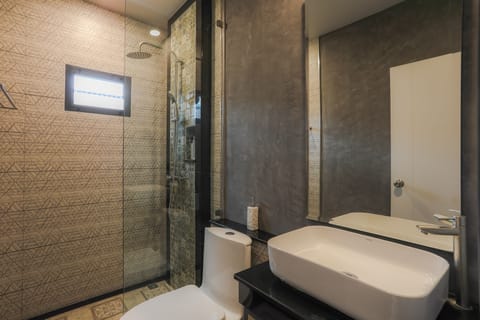 Deluxe Twin Room | Bathroom | Shower, free toiletries, hair dryer, towels