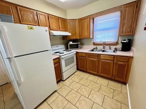 Deluxe Studio Suite | Private kitchen | Full-size fridge, microwave, coffee/tea maker