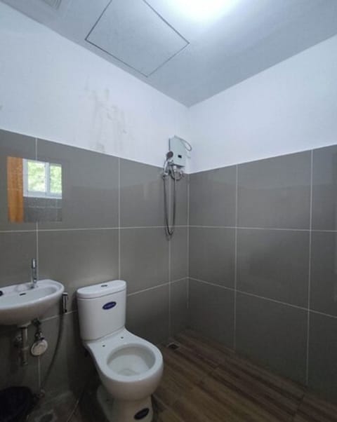 Family Room | Bathroom | Shower, rainfall showerhead