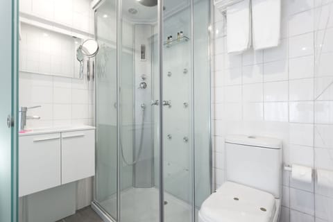 Standard Twin Room | Bathroom | Shower, free toiletries, hair dryer, towels