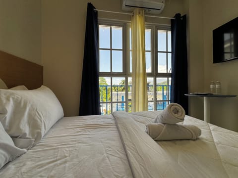 Deluxe Room | Premium bedding, Select Comfort beds, desk, laptop workspace