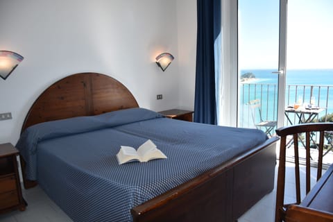 Standard Room, Sea View | Desk, travel crib, free WiFi, bed sheets