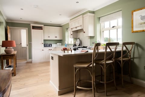 Risingham House - kitchen with sociable breakfast bar