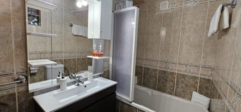 Family Apartment, Non Smoking | Bathroom | Hair dryer, towels, toilet paper