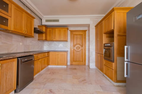 Senior Suite | Private kitchen | Stovetop, coffee/tea maker, electric kettle, paper towels