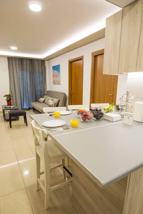 Family Suite, Multiple Beds | Private kitchen | Full-size fridge, microwave, oven, dishwasher