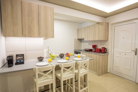 Family Suite, Multiple Beds | Private kitchen | Full-size fridge, microwave, oven, dishwasher