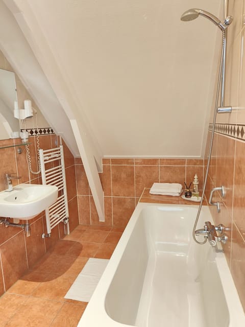 Triple Room | Bathroom | Hair dryer, towels