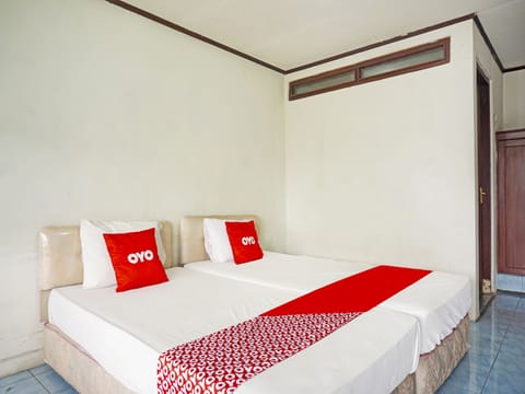 Standard Double Room | Desk, bed sheets