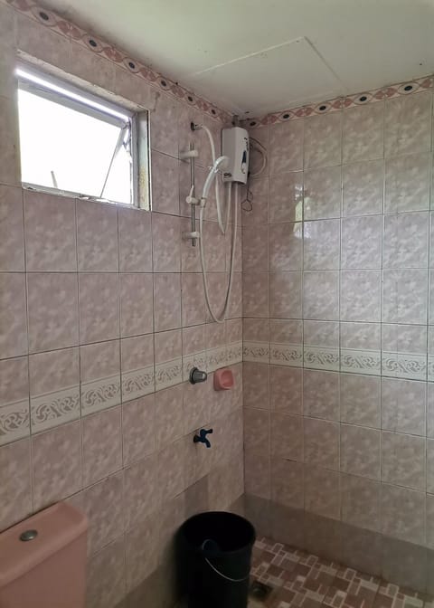 Family Room | Bathroom | Shower, rainfall showerhead, towels