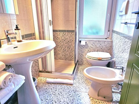 Economy Room | Bathroom | Shower, free toiletries, bidet, towels