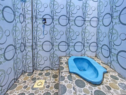 Double Room | Bathroom | Shower, rainfall showerhead, soap