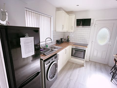 House | Private kitchen | Fridge, microwave, oven, stovetop