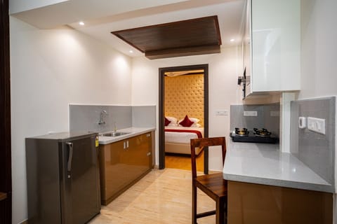 Premium Studio Suite, 1 Bedroom | Private kitchen | Fridge, microwave, oven, coffee/tea maker