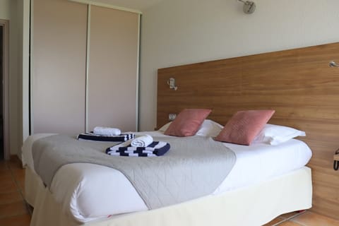 City Double Room | In-room safe, desk, soundproofing, free WiFi