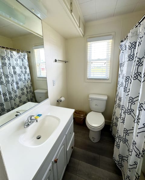 Deluxe Apartment | Bathroom | Towels, soap, shampoo, toilet paper