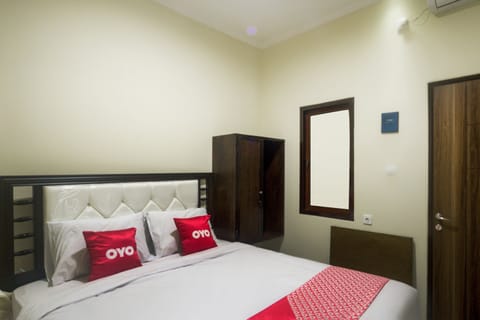 Deluxe Double Room | Laptop workspace, soundproofing, free WiFi, bed sheets