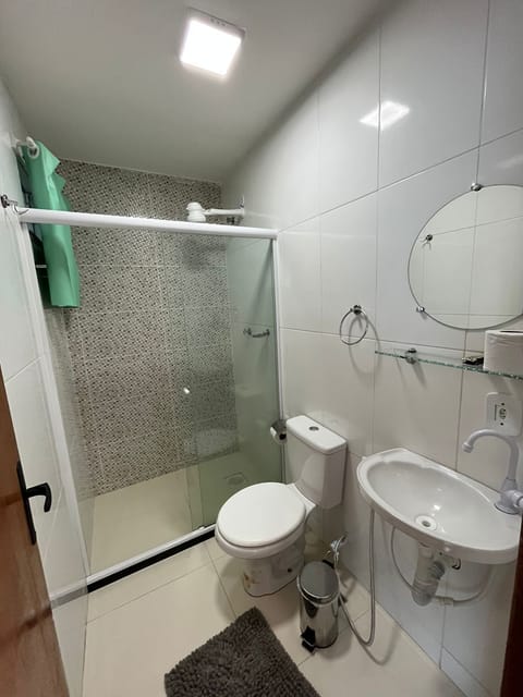 Superior Twin Room | Bathroom | Shower, hair dryer, bidet, towels