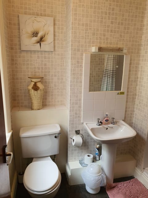 Classic Double Room | Bathroom | Hair dryer, towels