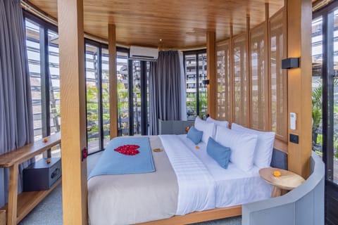 Grand Cabana Rooftop Seaview (Adult Only) | In-room safe, desk, laptop workspace, blackout drapes