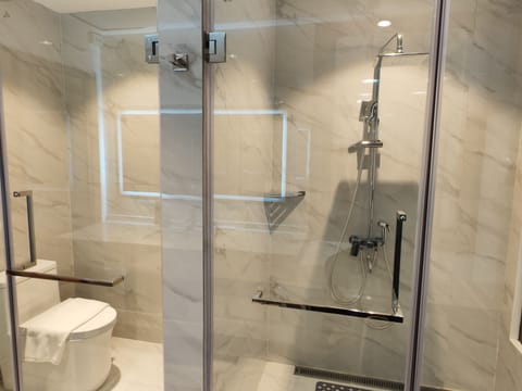 Executive Suite | Bathroom | Shower, hair dryer, bathrobes, slippers