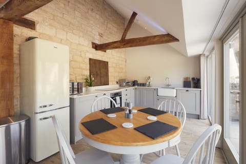 Well equipped kitchen with espresso machine and dishwasher