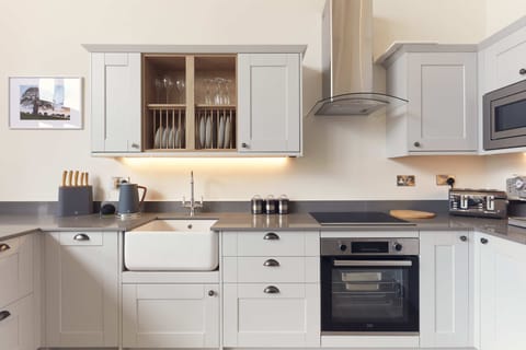 Well equipped kitchen with espresso machine and dishwasher