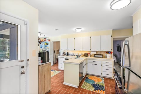 Classic Apartment | Private kitchen | Full-size fridge, oven, dishwasher, espresso maker