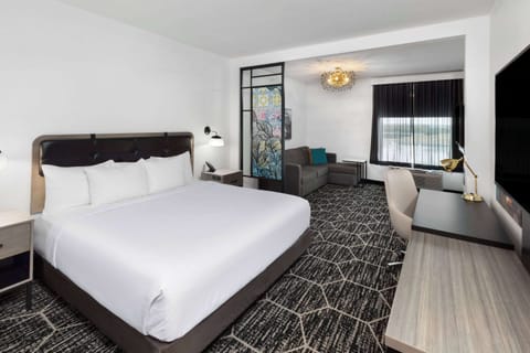 Suite, 1 King Bed, Non Smoking | Blackout drapes, iron/ironing board, free WiFi