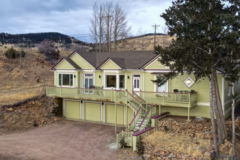 Overlook the mountains and the entire town from the balcony