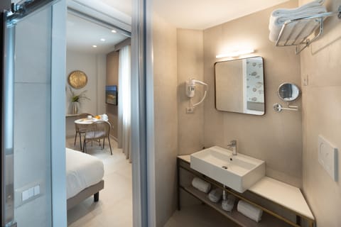 Deluxe Double or Twin Room | Bathroom | Shower, rainfall showerhead, free toiletries, hair dryer