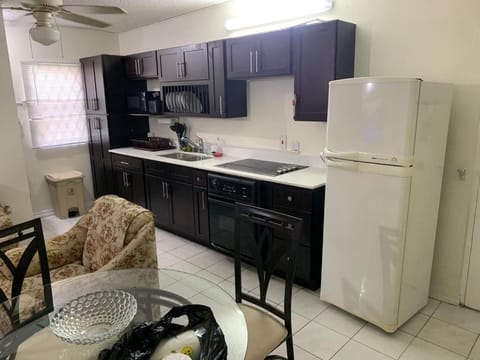 Deluxe Apartment, 2 Bedrooms | Private kitchen