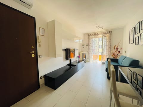 Apartment, 1 Bedroom, Smoking, Balcony | Living area